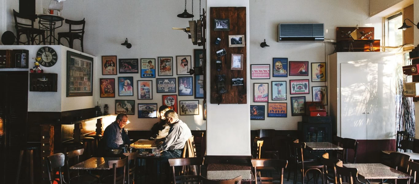 «Τύχη βουνό» για θαμώνες καφενείου στην Κρήτη - Ντεπόζιτο «έσκασε από το πουθενά» ακριβώς δίπλα τους (βίντεο)